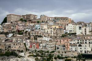 färgrik hus och gator i gammal medeltida by ragusa i Sicilien, Italien. foto