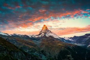 matter ikoniska berg med färgrik himmel i de morgon- på zermatt, schweiz foto