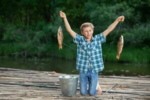 Lycklig pojke fiskare med en fånga. de fiskare fångad en karp. foto