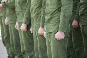 linje av manlig soldater i militär kläder. foto