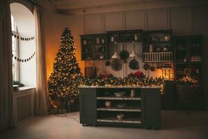 jul interiör stock foton. utforska värma och inbjudande Semester tema Hem inställningar, Utsmyckad med blinkande lampor, strumpor, och vackert dekorerad jul träd. foto