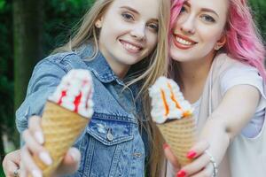 två ung kvinnor skrattande och gående njuter sorglös semester livsstil foto