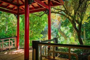 kinesisk stil paviljong i asiatisk del av tropisk botanisk trädgård i Lissabon, portugal foto