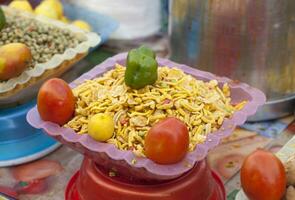 indisk kryddad mellanmål i marknadsföra foto
