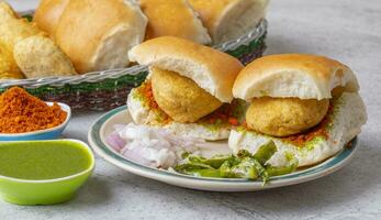 indisk känd gata mat Vadai pav är en vegetarian snabb mat maträtt från maharashtra foto