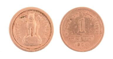 indisk gammal mynt eller indisk valuta på vit bakgrund foto
