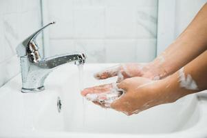 närbild manliga händer tvätta händer med tvål