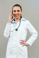 skön kvinna läkare använder sig av mobil telefon. foto