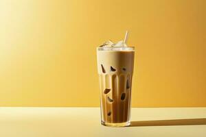 ai genererad iced latte på gul bakgrund. ai genererad foto