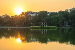 hoan kiem sjö, sjö av de returnerad svärd, i hanoi, vietnam foto