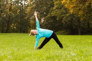 kvinna som gör yoga i naturen foto