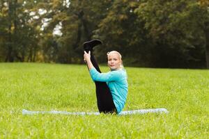 kvinna som gör yoga i naturen foto