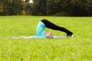 kvinna som gör yoga i naturen foto