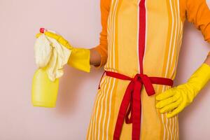 bild av hemmafru rengöring med spray flaska och mopp. foto