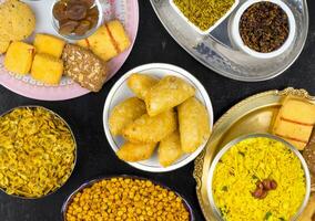 indisk grupp av diwali och holi firande mat foto