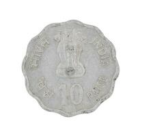 indisk gammal mynt eller indisk valuta på vit bakgrund foto