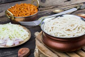 kokt käk mein eller hakka spaghetti eras med chutney på trä- bakgrund foto