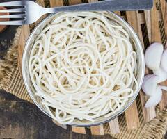 kokt käk mein eller hakka spaghetti eras med chutney på trä- bakgrund foto