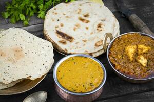 indisk vegetarian kök dal makhani på årgång trä- bakgrund foto