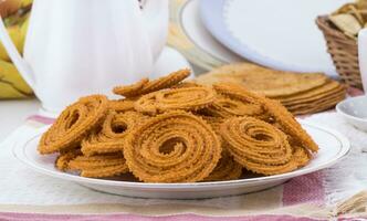 indisk traditionell gujarati mellanmål chakli foto