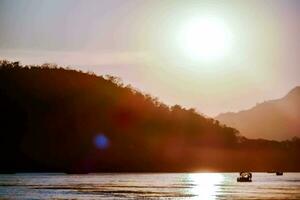 solnedgång över de mekong flod foto