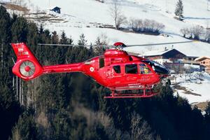 medicinsk helikopter på flygplats och flygfält. rotorcraft och medicopter. allmän flyg industri. luft ambulans transport. luft transport. flyga och flygande. foto