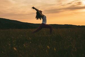 silhuett av en kvinna praktiserande yoga foto