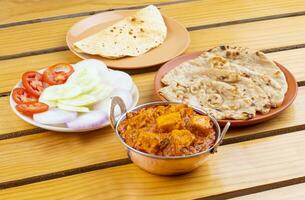 indisk utsökt kryddad vegetarian kök paneer toofani på trä- gul bakgrund foto