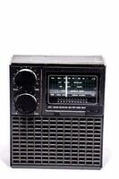 en svart radio med en vit bakgrund foto