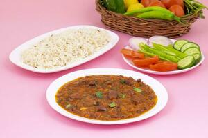 rajma chawal eller rajma jeera chawal ris är en traditionell norr indisk mat foto