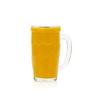 färsk mango frukt juice på vit bakgrund foto