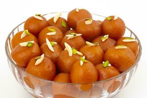 indisk populär efterrätt gulab jamun på vit bakgrund foto
