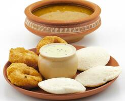 söder indisk populär frukost idli Vadai eras med sambar och kokos chutney foto
