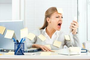 frustrerad affärskvinna skrikande på telefon foto