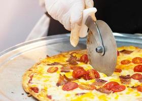 skiva nygjord italiensk pizza foto