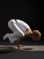 kvinna utövar yoga inomhus- på svart bakgrund, foto