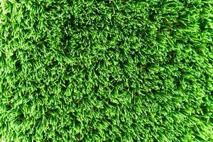 spektakulär grön artificiell gräs bakgrund för utomhus- inställningar foto