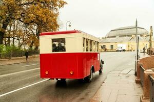 gammal årgång turist buss tar stad gäster på utflykt rutt foto