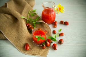 hemlagad nyligen pressas tomat juice med massa i en glas karaff foto