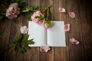 rosa blomning pioner på en detaljerad tom anteckningsbok foto