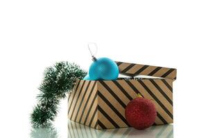 jul kort . ny år färgrik leksaker i en låda med dekorationer. foto