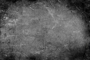 smutsig sten yta täckt med repor, svartvit färgton. foto