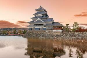 matsumoto slott eller kråka slott i höst, är ett av japansk premiärminister historisk slott i östra honshu. landmärke och populär för turister attraktion i matsumoto stad, nagano prefektur, japan foto