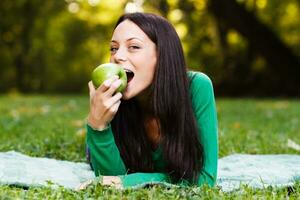 kvinna äter äpple foto