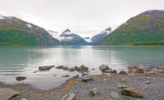 tidig morgon på en glacial sjö foto