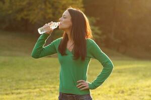 kvinna dricka vatten utomhus- foto