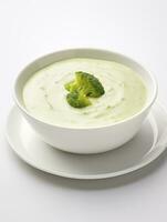 ai genererad broccoli grädde soppa på en vit tallrik foto