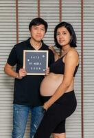 stor gravid kvinna med brev styrelse foto