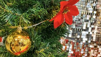 jul dekorationer jul bollar hängande på på jul träd. bokeh glittrande i de bakgrund. Semester säsonger jul och ny år begrepp. foto