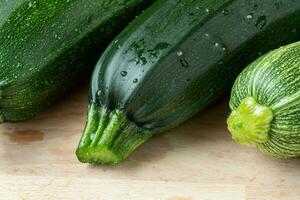 färsk zucchini på skärande styrelse foto